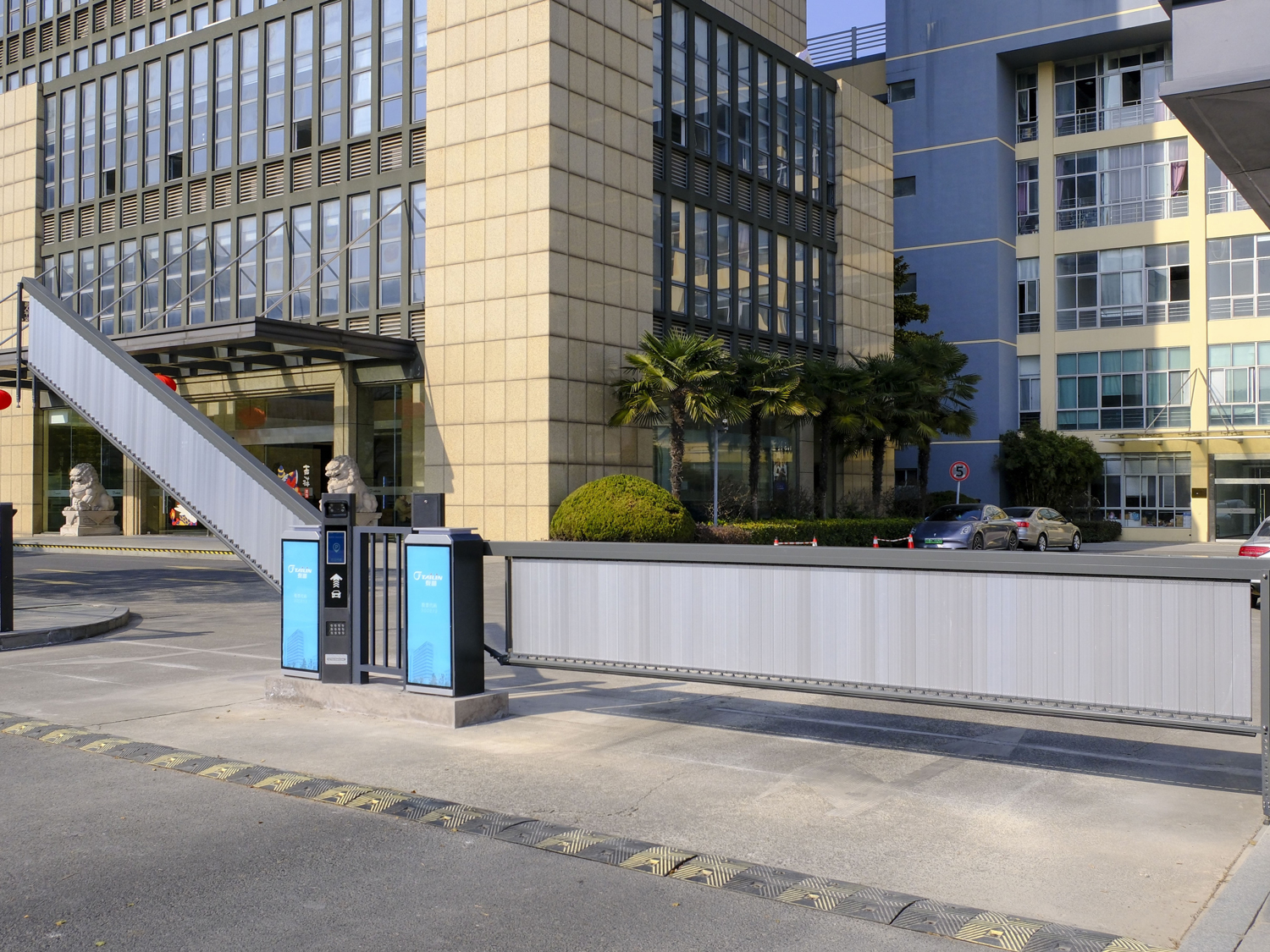 17366608288040979Lwq.jpg 新車行道閘.jpg